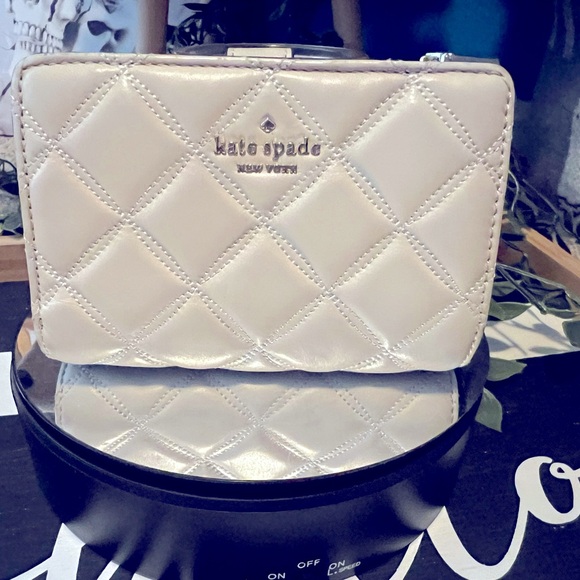 Kate Spade Cream Quilted Wallet light corner wear some marks inside - Picture 1 of 6